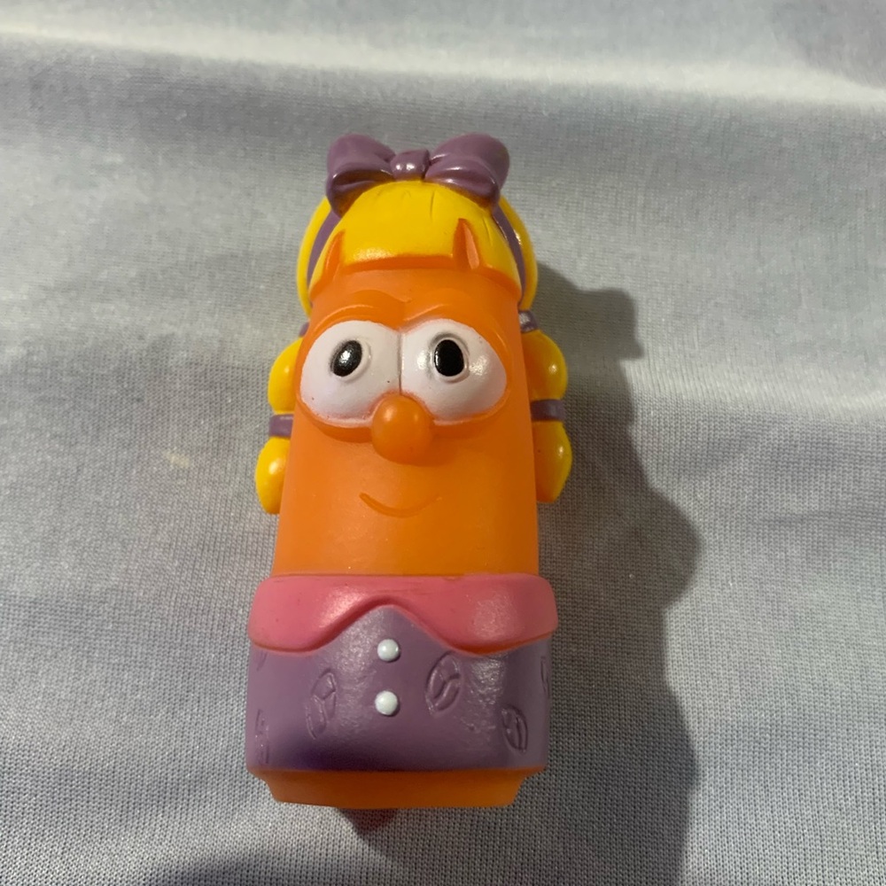 2002 Blue Box Toys VEGGIE TALES LAURA THE CARROT Plastic Figure Figurine Toy